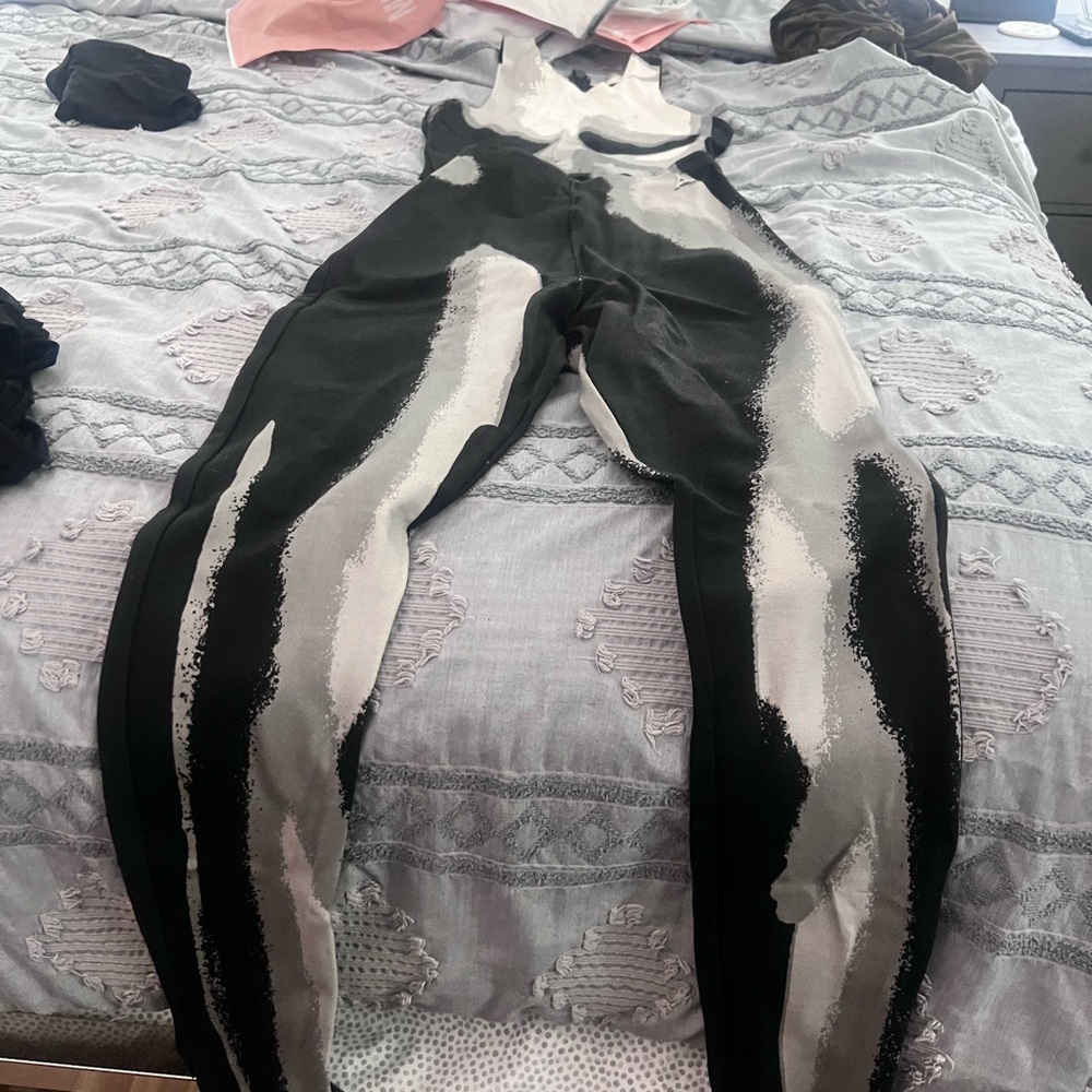 Women Manière De Voir
2 piece set Body Print Leggings - White/Grey/black